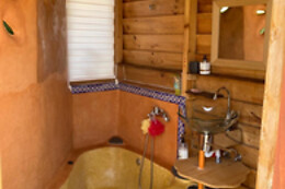 YURTA EN ESPACIO ACOGEDOR E INTIMO